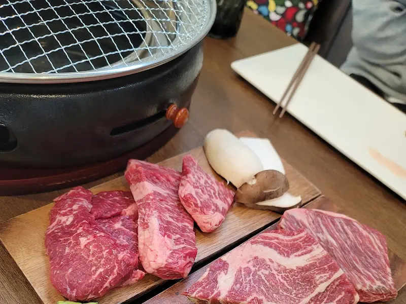 숯불 위에 구워지는 소고기