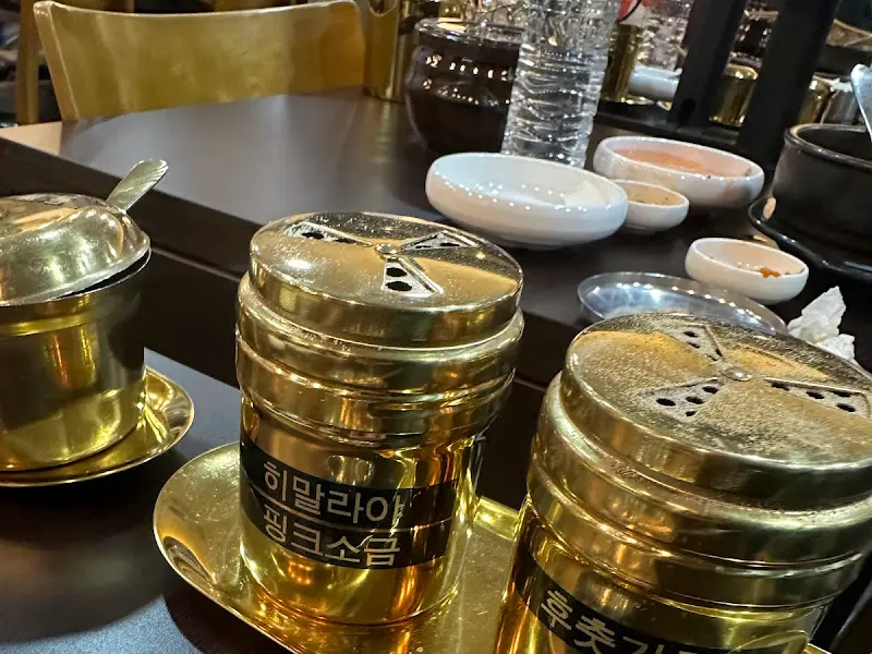 테이블 위의 양념통