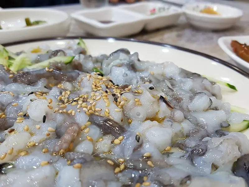 참깨가 솔솔 뿌려진 육사시미