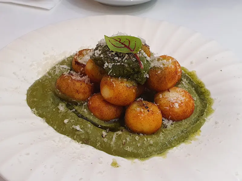 바질 소스가 곁들여진 뇨끼