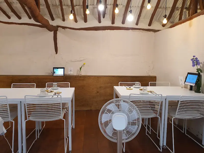 레스토랑 내부 테이블 세팅