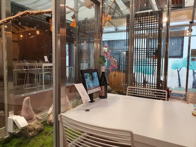 레스토랑 내부 유리 칸막이