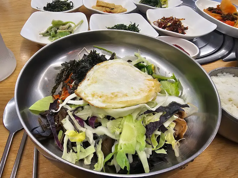 다채로운 색감의 산채비빔밥