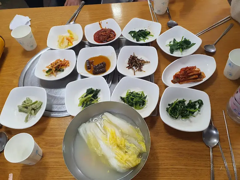 다양한 종류의 반찬들