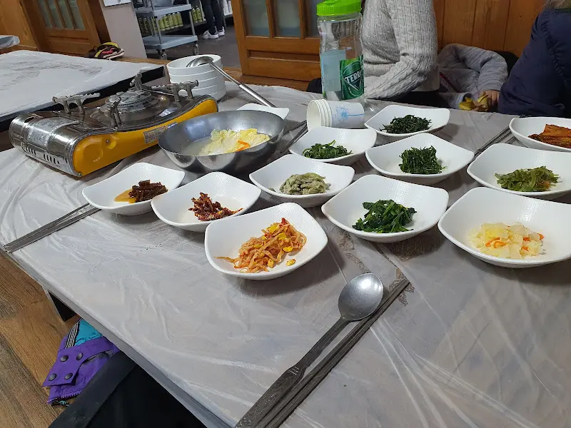 정갈하게 담긴 다양한 나물 반찬들