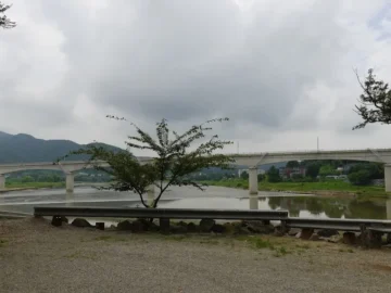 한탄강의 정취와 함께 즐기는 연천 오두막골의 시원한 민물새우탕 맛집 기행