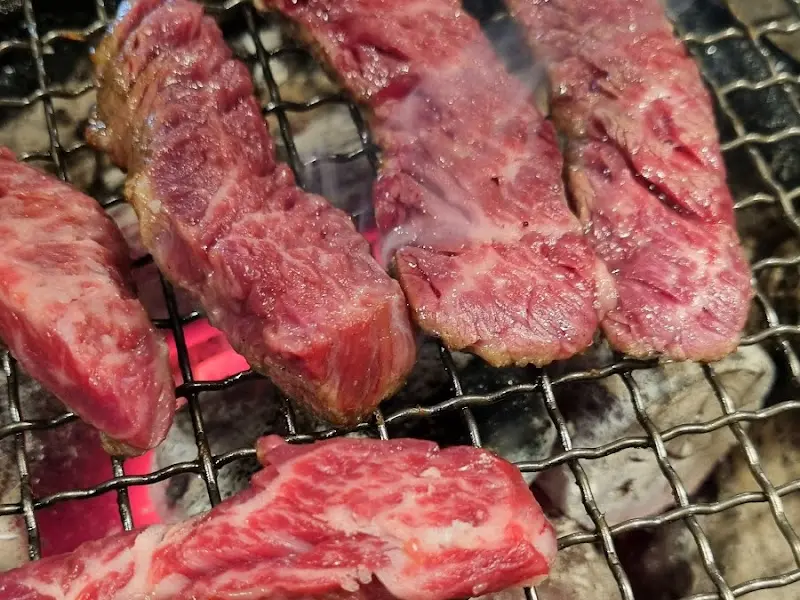 숯불 위에서 지글거리는 갈비살