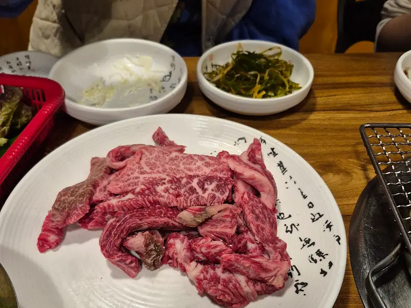 접시에 담겨 나온 갈비살