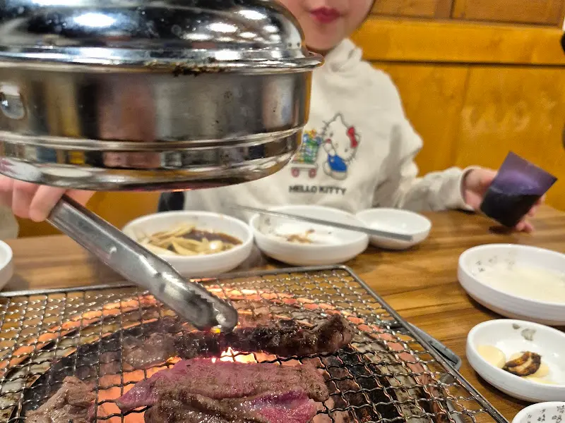 숯불에 구워지고 있는 고기