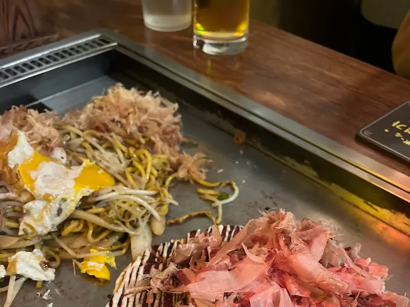 철판 위에서 조리되는 야끼소바