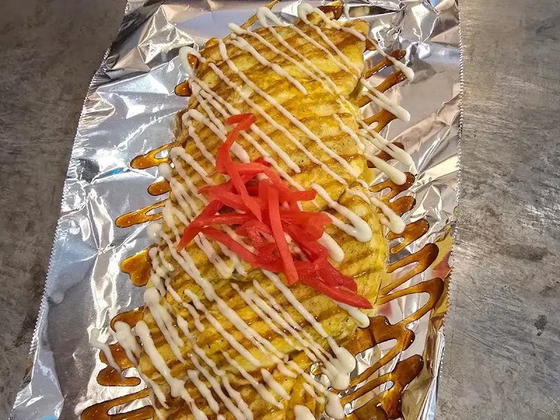 돈베이야끼 위에 뿌려진 마요네즈