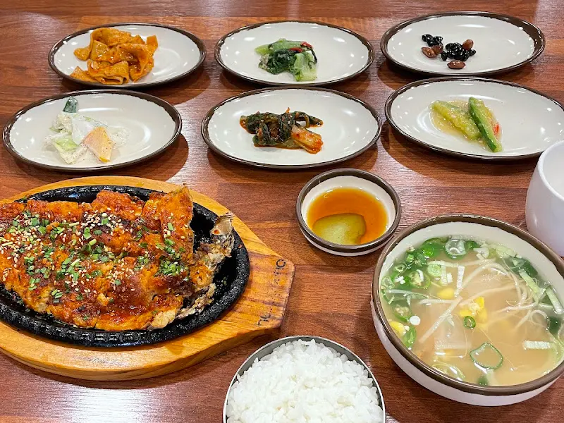 정갈하게 차려진 황태구이 정식 한 상 차림