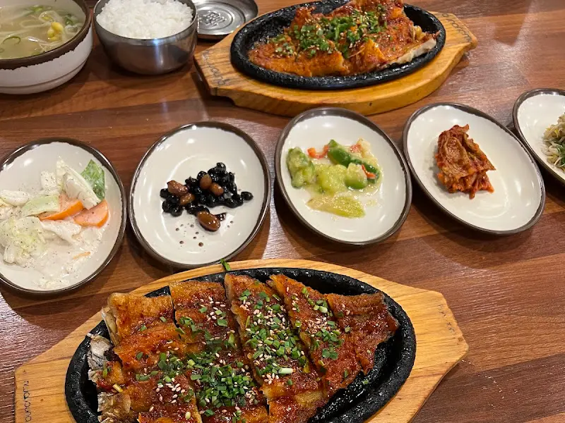 황태구이와 다양한 밑반찬들이 조화롭게 어우러진 모습