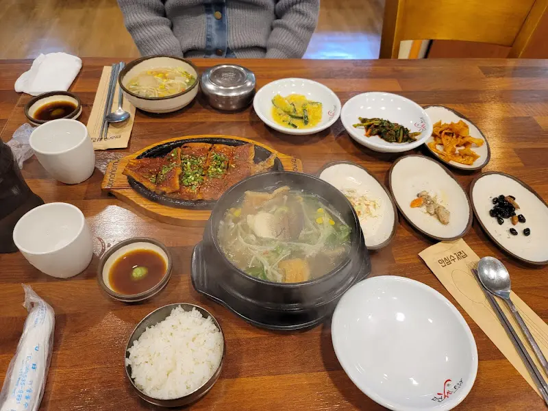 푸짐하게 차려진 황태구이 정식의 전체적인 모습