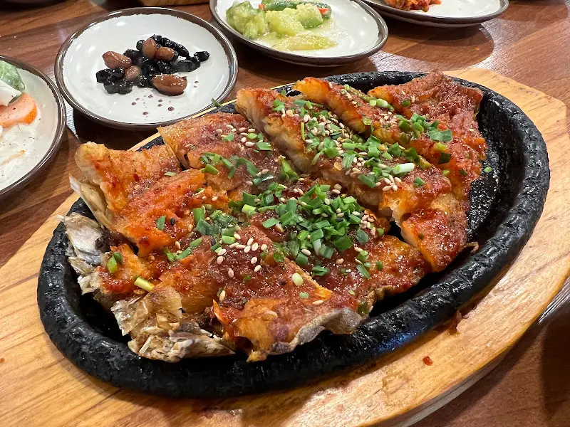 돌판 위에서 맛있게 구워진 황태구이의 클로즈업