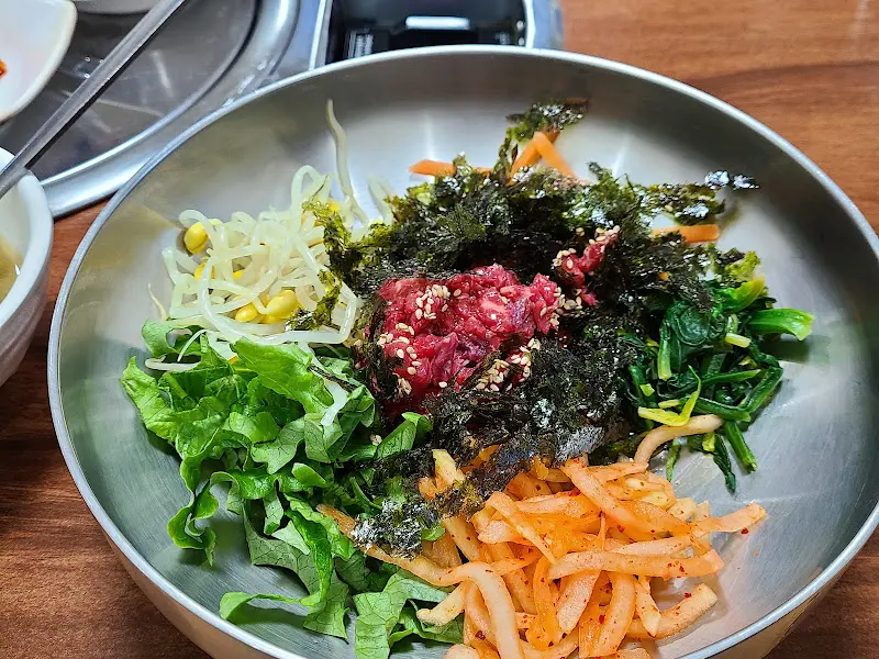 싱싱한 야채와 낙지, 불고기가 어우러진 비빔밥의 클로즈업 샷