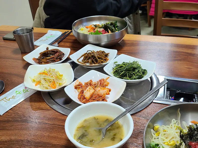 다양한 밑반찬과 함께 제공되는 낙지 비빔밥 정식