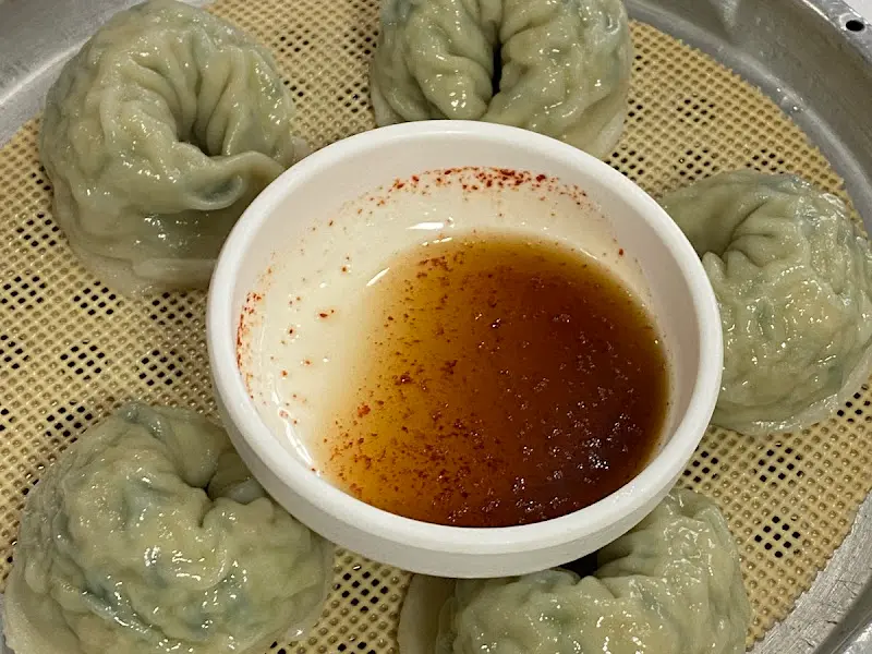 윤기 좔좔 만두