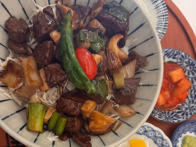 스테이크 덮밥 근접샷