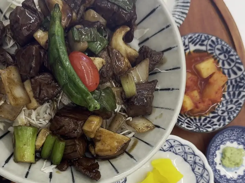 스테이크 덮밥 항공샷