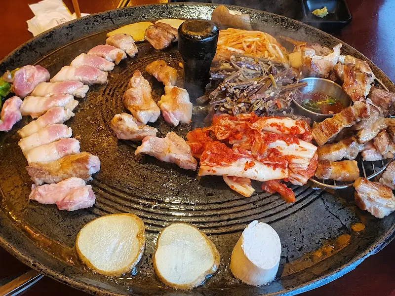 솥뚜껑에 구워진 돼지고기