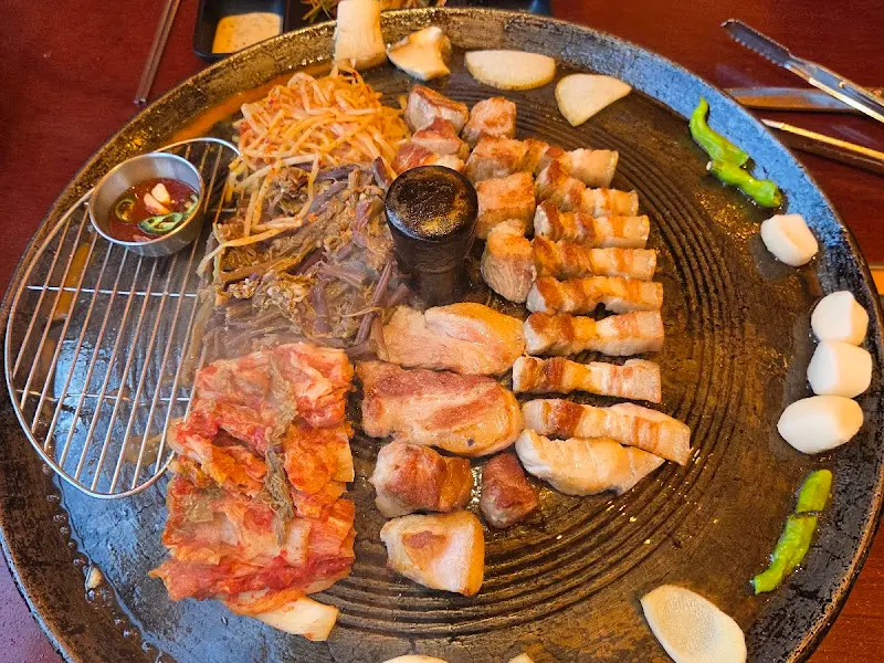 다양한 곁들임과 함께 구워지는 돼지고기