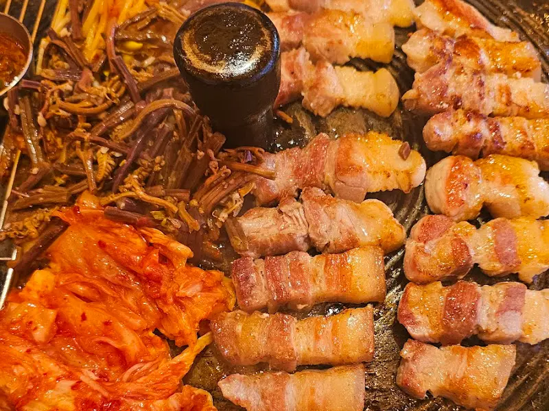 김치, 콩나물, 고사리와 함께 구워지는 돼지고기