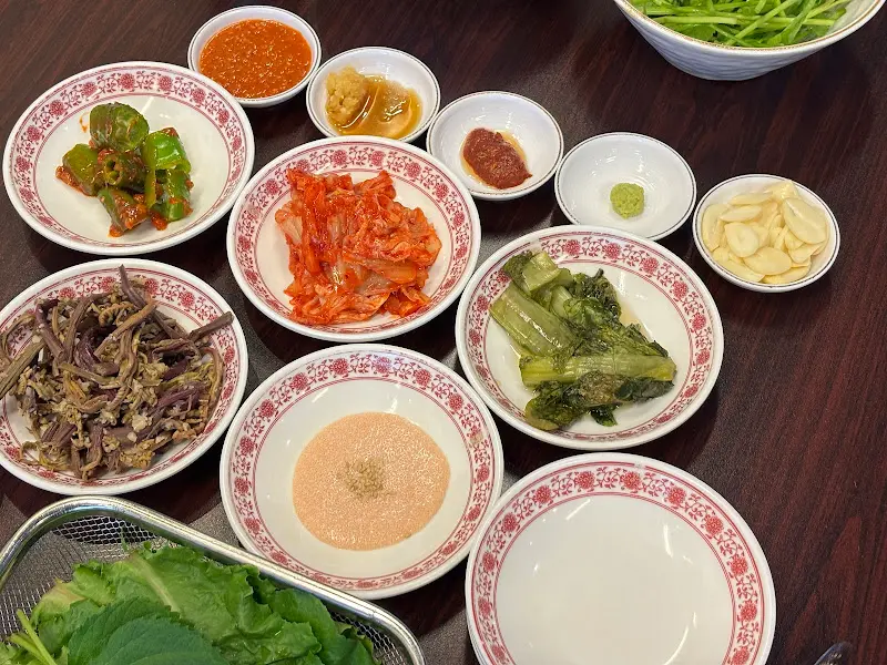 다채로운 밑반찬들의 향연