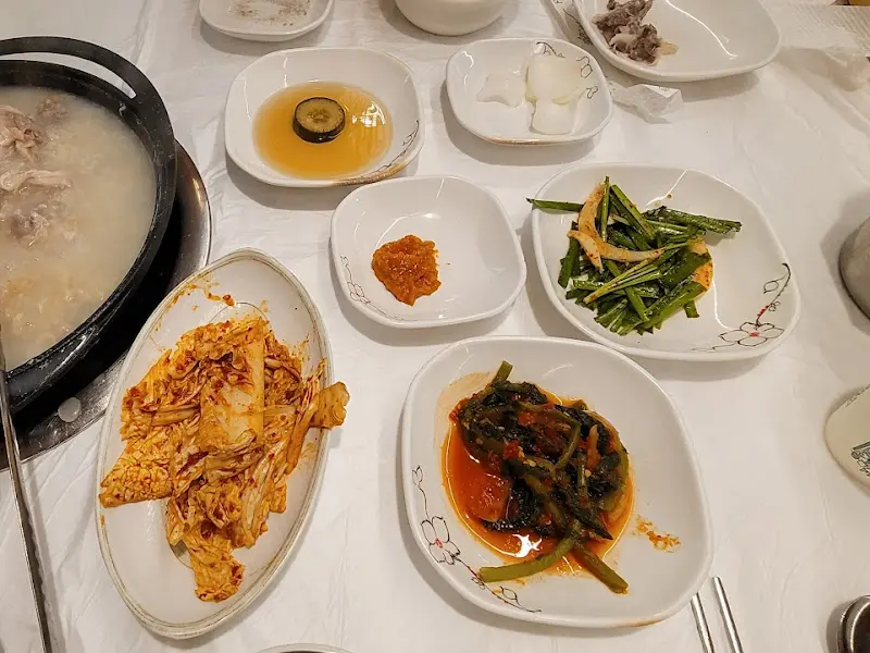 누룽지 백숙과 함께 나온 정갈한 밑반찬들