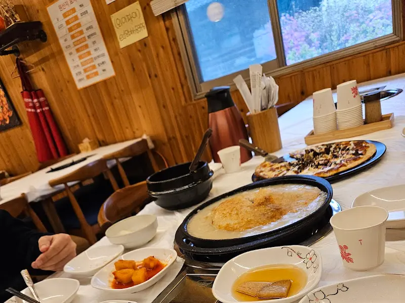 창밖으로 보이는 푸릇푸릇한 풍경