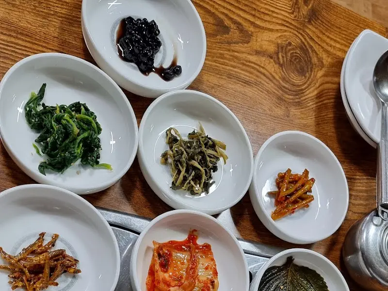 정갈하게 차려진 밑반찬