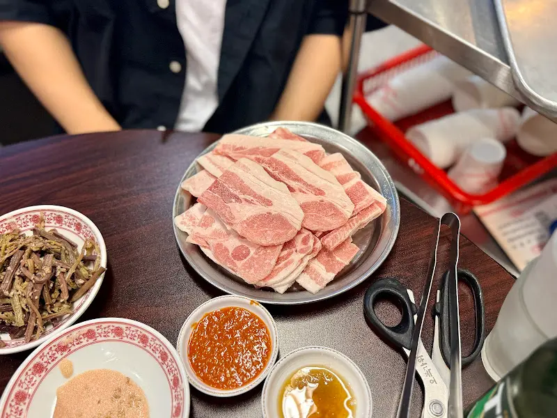 갓 구운 냉삼과 곁들여 먹는 밑반찬들