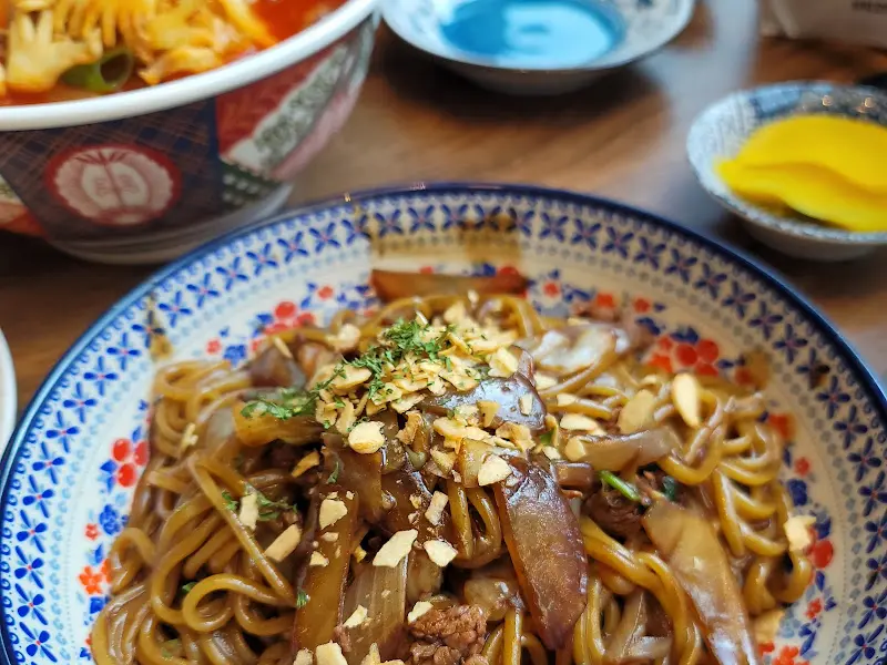 윤기 좔좔 짜장면