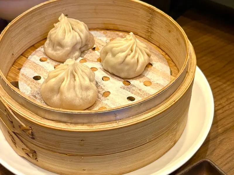 나무 찜기 안에 담겨 김을 내뿜는 소룡포