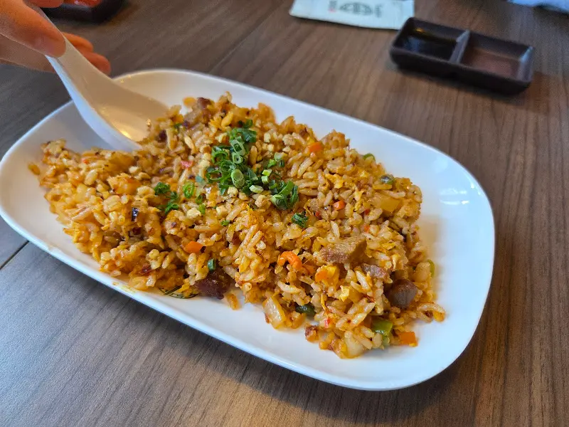 접시에 담긴 파이구 볶음밥