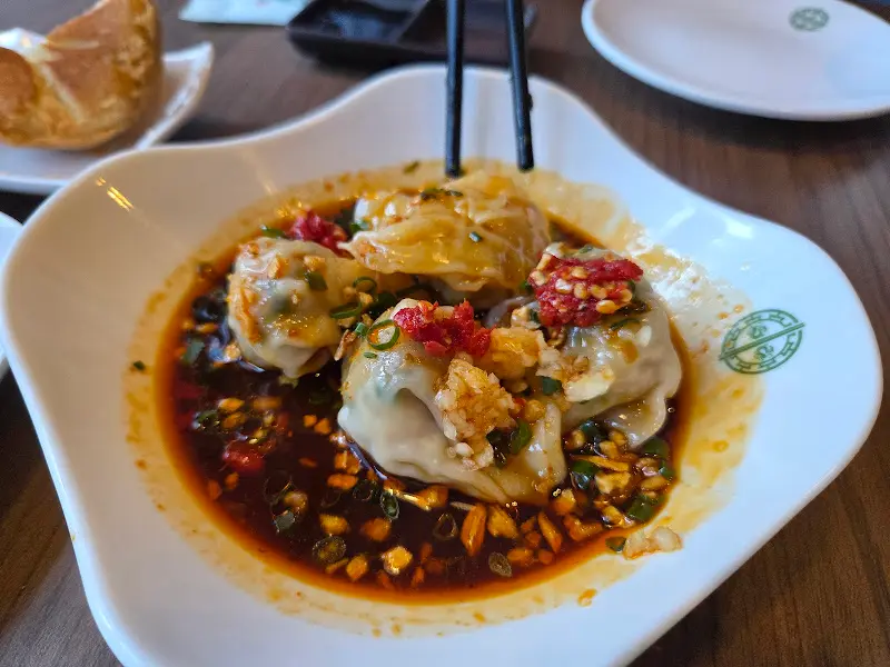 칠리소스가 곁들여진 딤섬