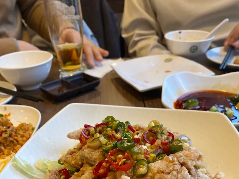 테이블 위에 놓인 다양한 음식들