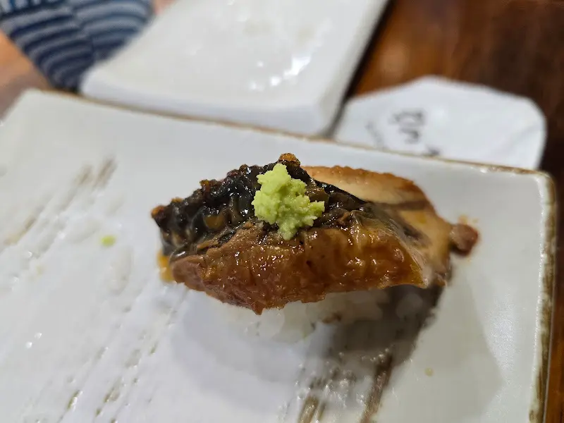 윤기가 흐르는 장어 초밥