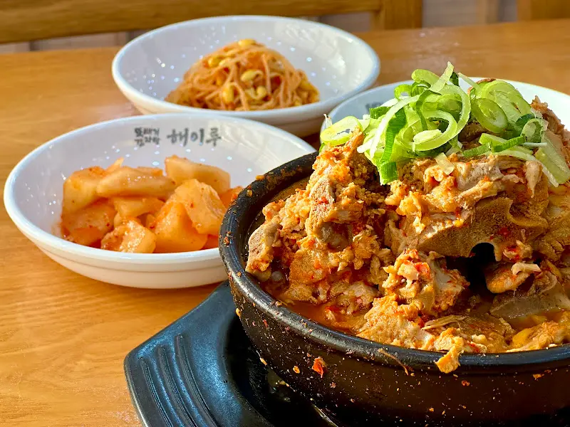 해이루 감자탕 한 상 차림