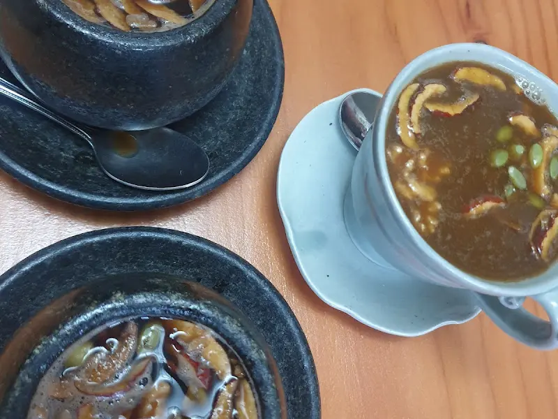 밤, 대추, 은행 등 다양한 견과류가 띄워진 쌍화차