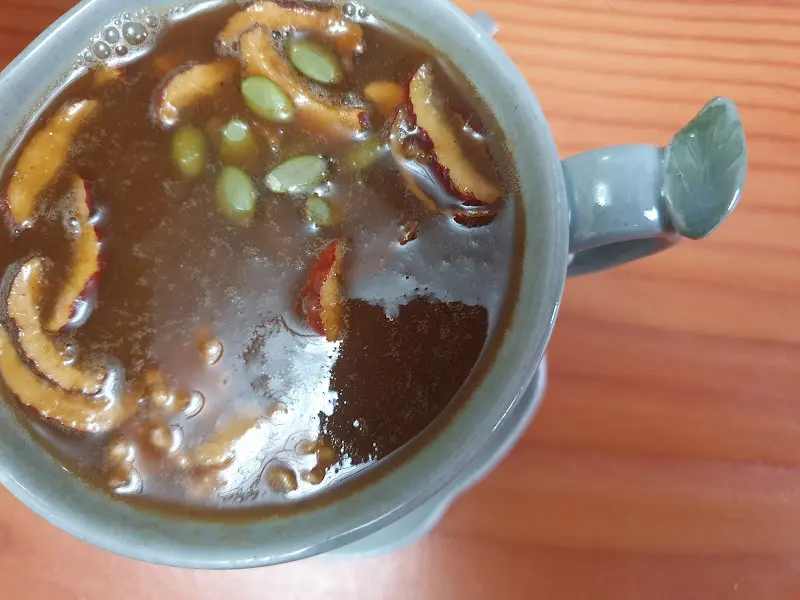 견과류 고명이 올려진 쌍화차