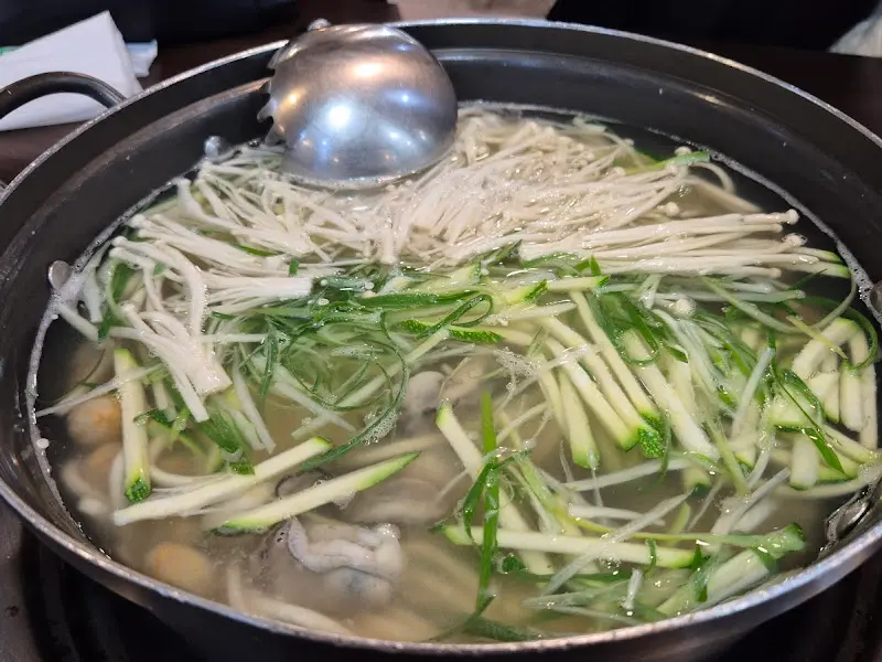 해물이 듬뿍 들어간 칼국수