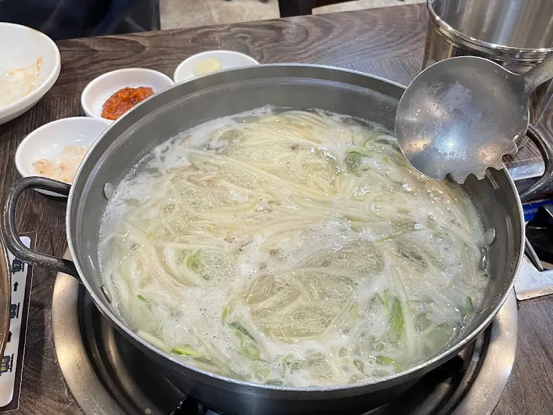 보글보글 끓는 복해물칼국수