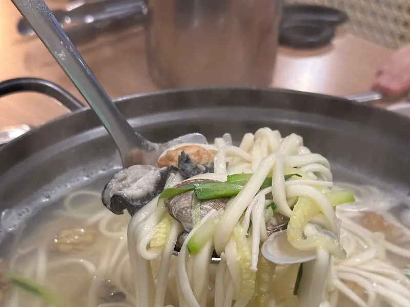 국자로 해물과 면을 함께