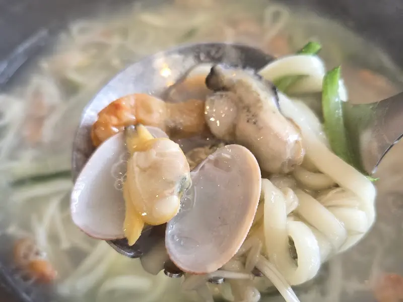 바지락과 면을 함께 떠서