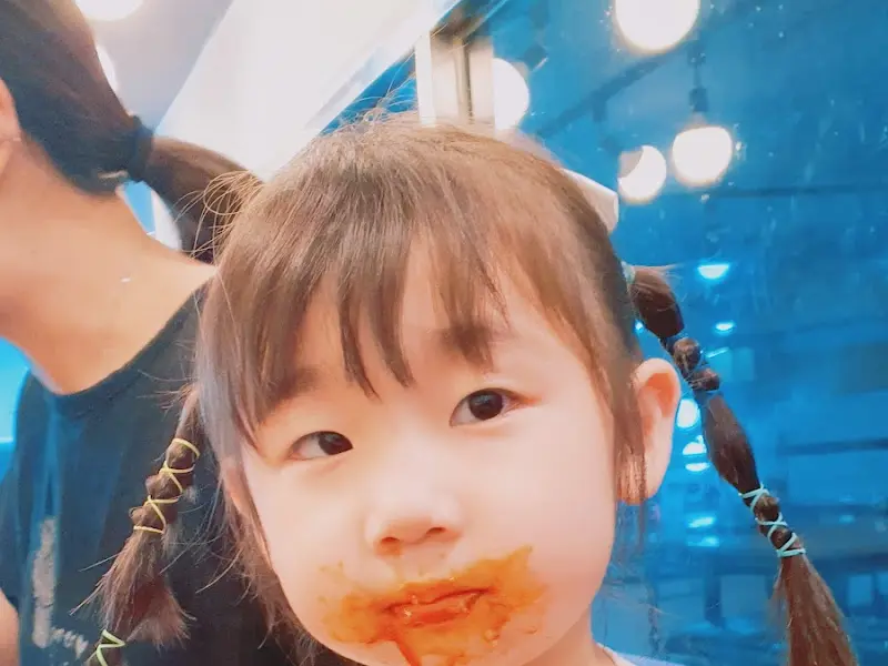 돈가스를 먹고 신난 아이