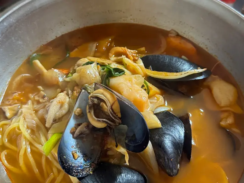 해산물이 듬뿍 들어간 짬뽕의 모습