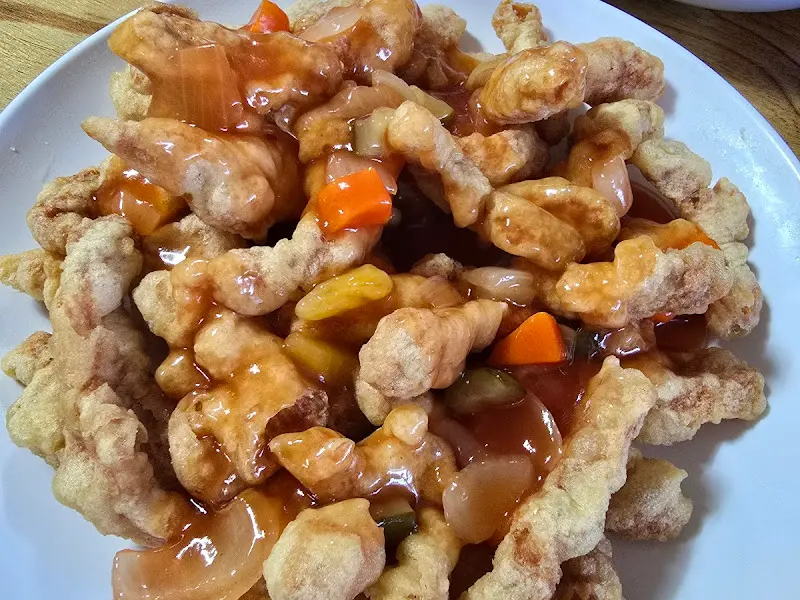 달콤한 소스가 듬뿍 뿌려진 탕수육