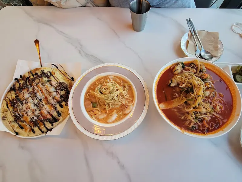 테이블 위 음식 사진