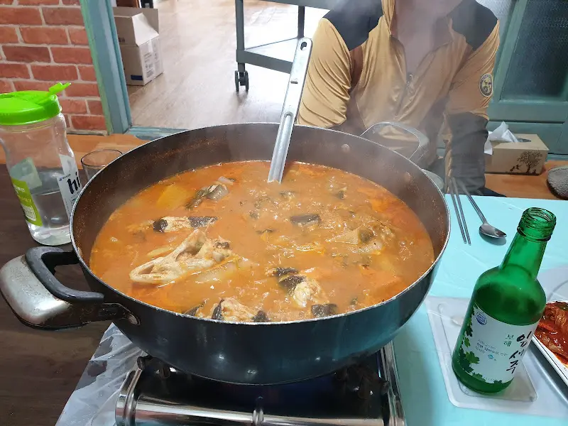커다란 냄비에 담긴 매운탕